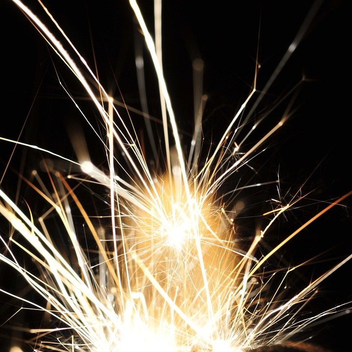 Equipo de ingeniería en planta industrial con EPP